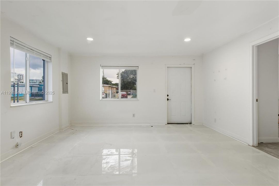 В аренду: $2,599 (3 спален, 1 ванн, 840 Квадратных фут)