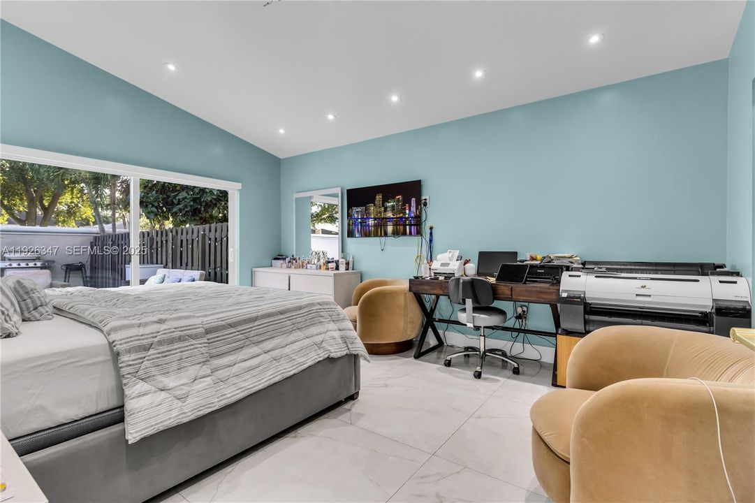 For Sale: $810,000 (4 beds, 2 baths, 1974 Square Feet)