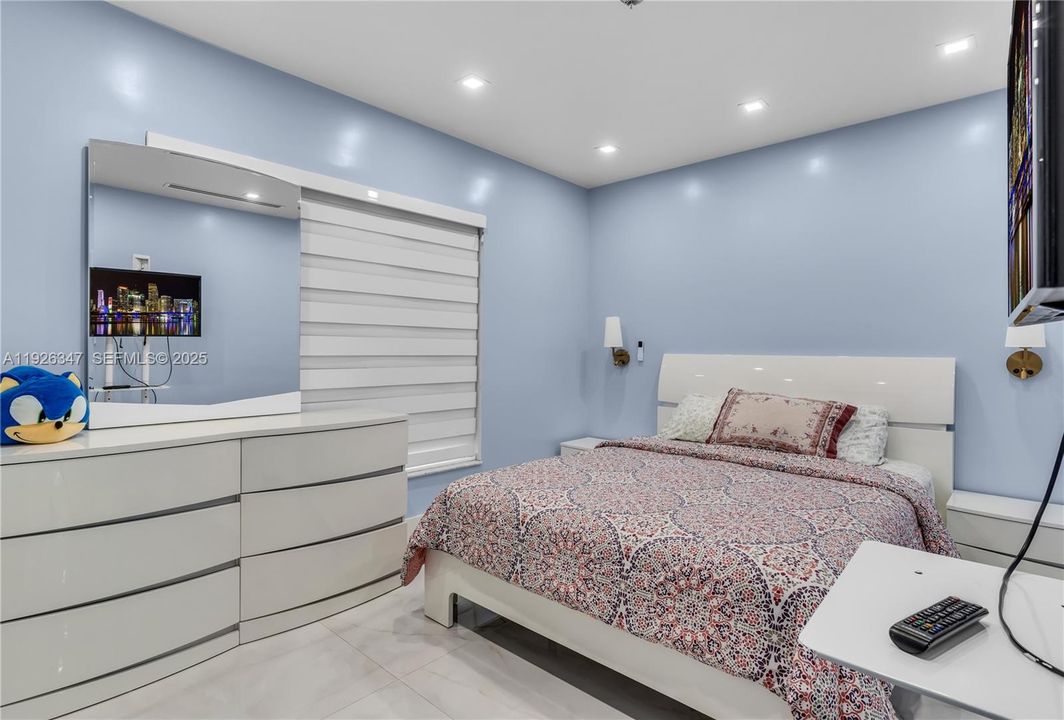 For Sale: $810,000 (4 beds, 2 baths, 1974 Square Feet)