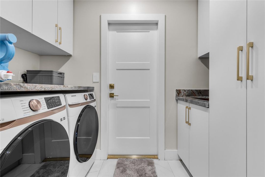 For Sale: $810,000 (4 beds, 2 baths, 1974 Square Feet)