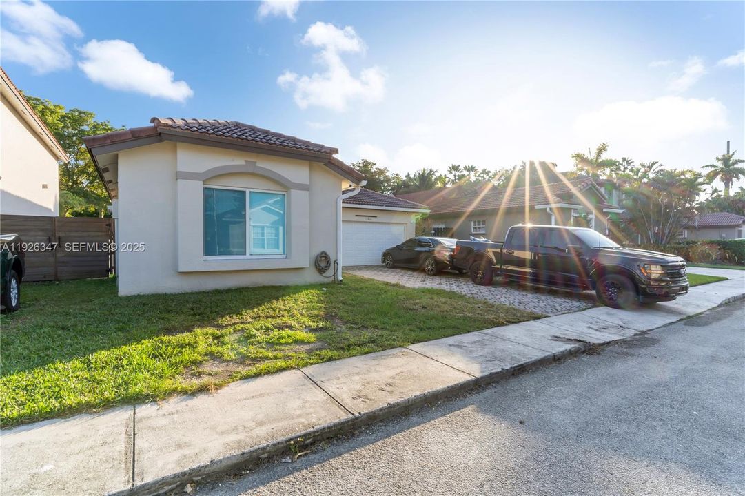 For Sale: $810,000 (4 beds, 2 baths, 1974 Square Feet)