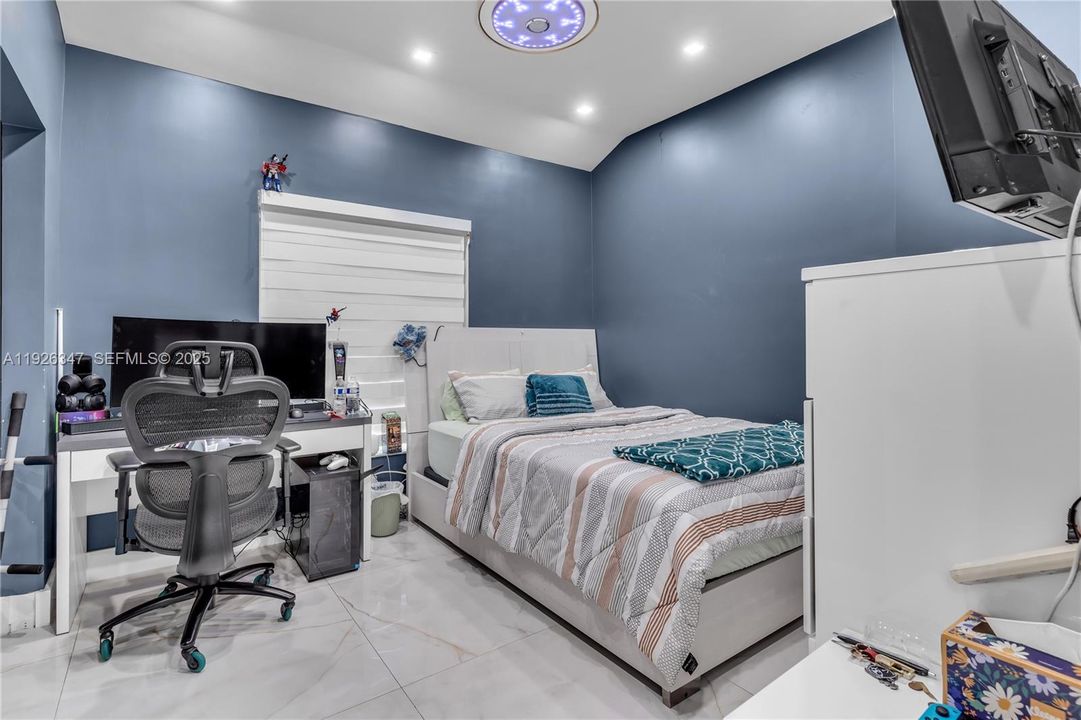 For Sale: $810,000 (4 beds, 2 baths, 1974 Square Feet)