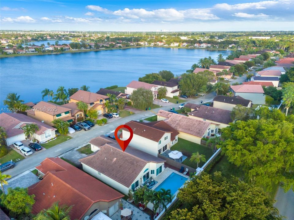 For Sale: $810,000 (4 beds, 2 baths, 1974 Square Feet)