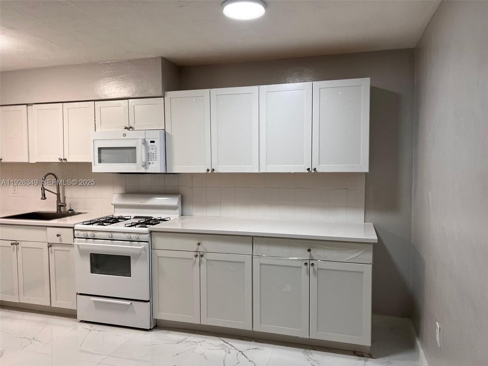 For Sale: $249,900 (1 beds, 1 baths, 623 Square Feet)