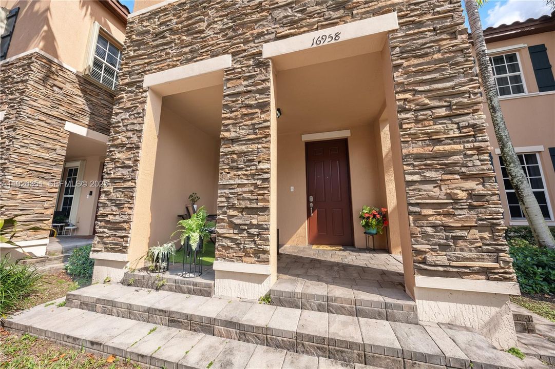 En Venta: $540,000 (4 camas, 2 baños, 1876 Pies cuadrados)