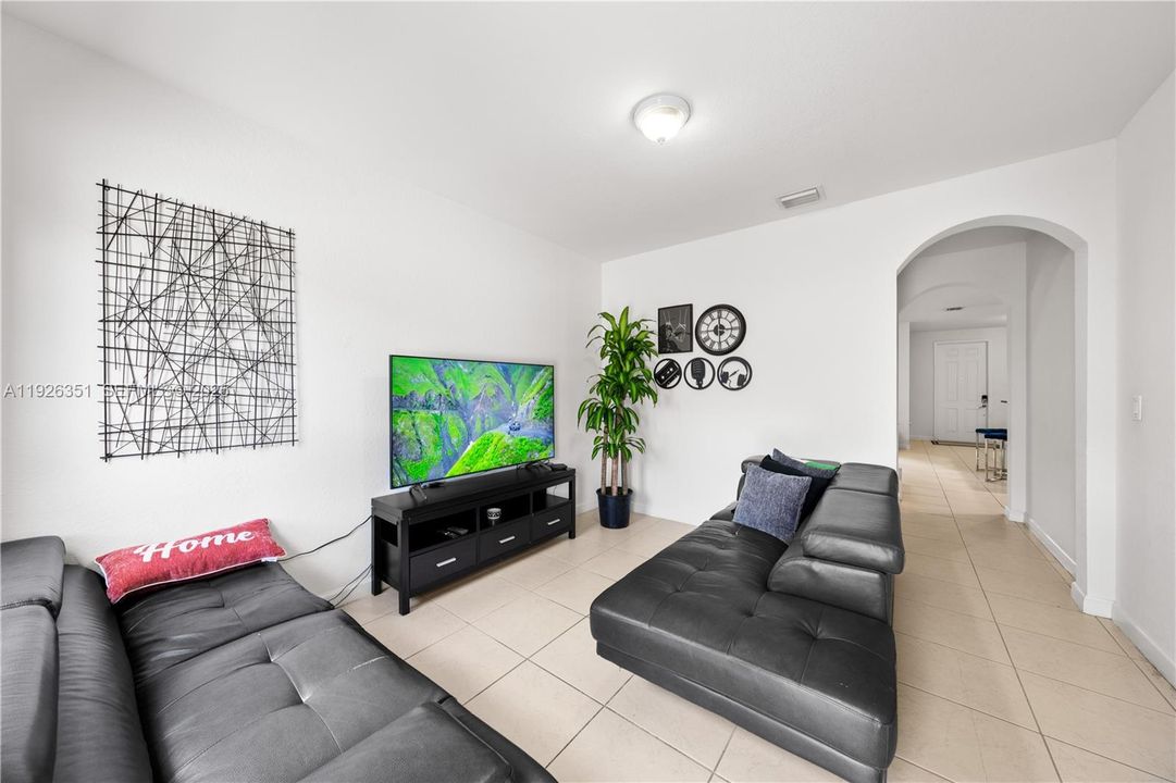 En Venta: $540,000 (4 camas, 2 baños, 1876 Pies cuadrados)