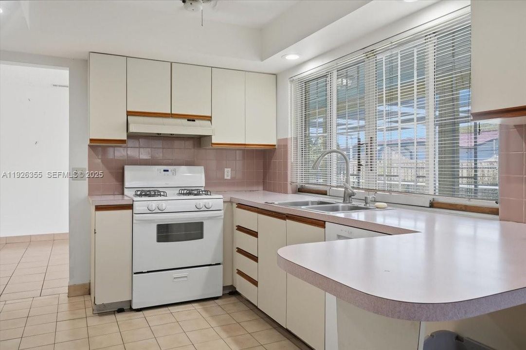 En Venta: $530,000 (3 camas, 2 baños, 1600 Pies cuadrados)