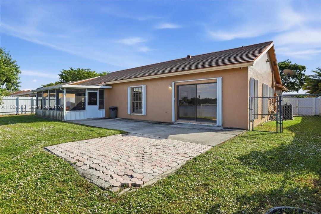 For Sale: $599,000 (3 beds, 2 baths, 1693 Square Feet)