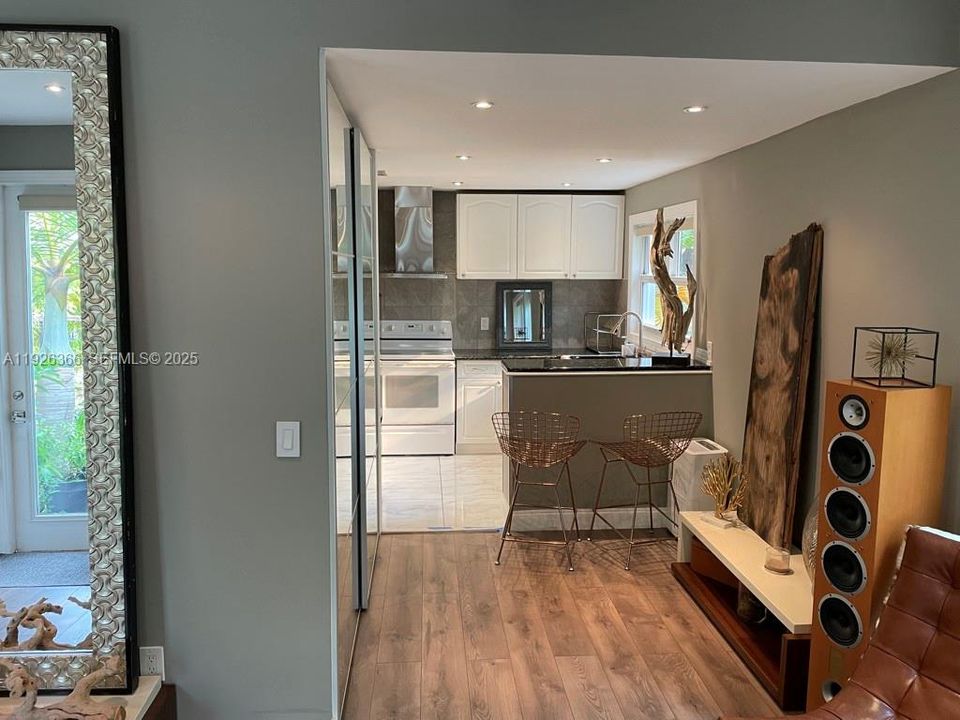 В аренду: $2,200 (1 спален, 2 ванн, 780 Квадратных фут)