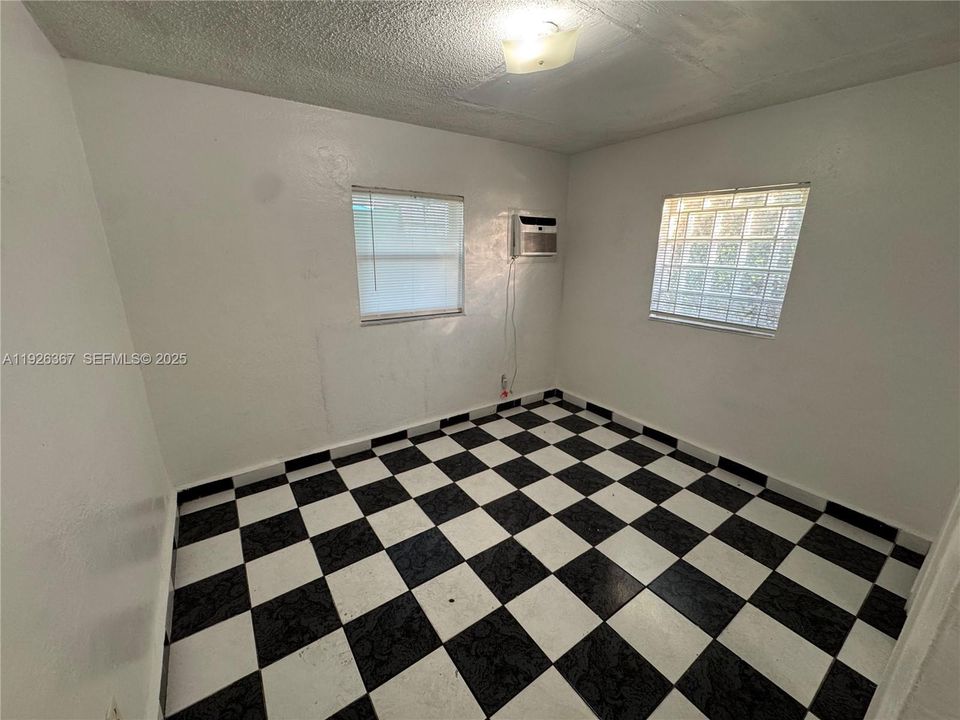 For Rent: $2,400 (2 beds, 1 baths, 1010 Square Feet)