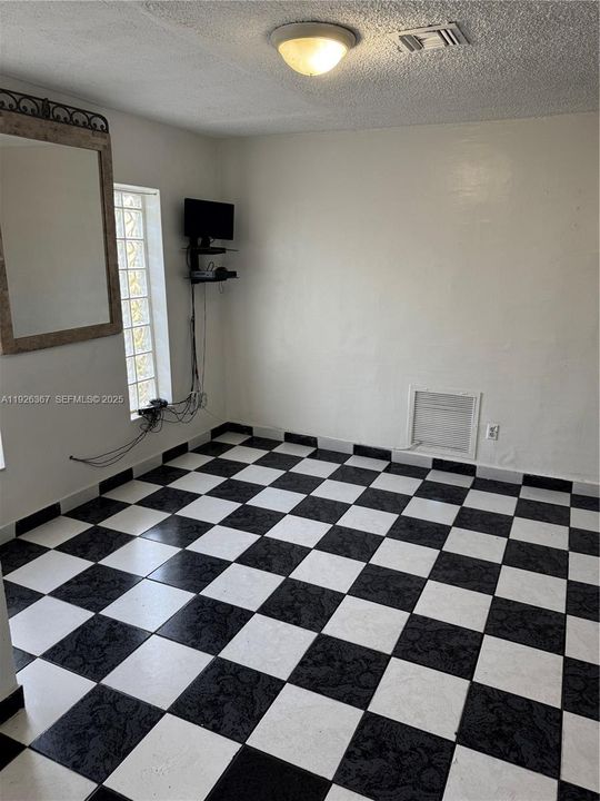 For Rent: $2,400 (2 beds, 1 baths, 1010 Square Feet)