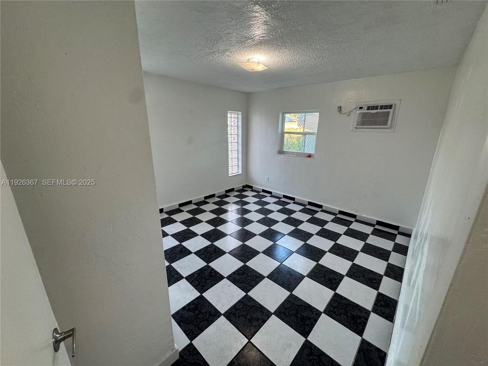 For Rent: $2,400 (2 beds, 1 baths, 1010 Square Feet)