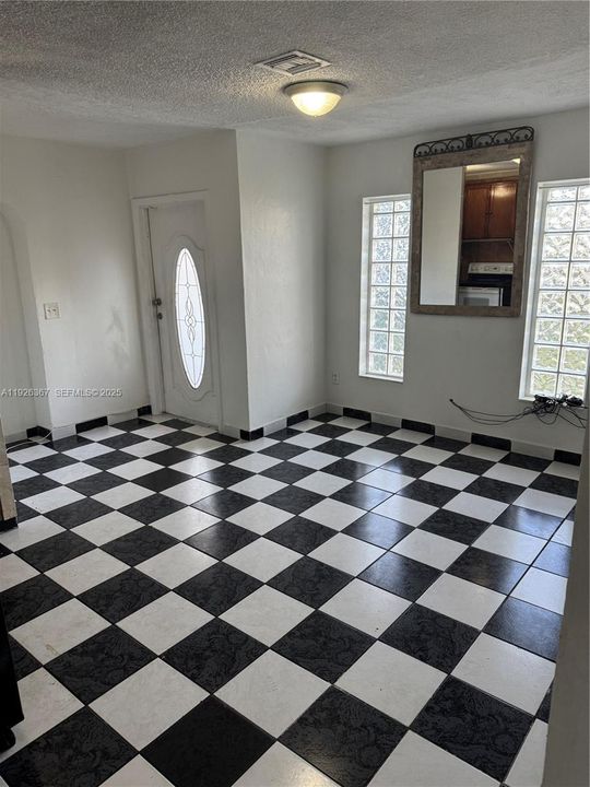 For Rent: $2,400 (2 beds, 1 baths, 1010 Square Feet)