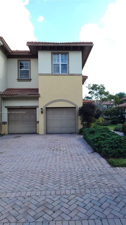 For Rent: $3,100 (3 beds, 2 baths, 2118 Square Feet)