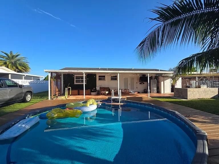 出租: $3,599 (4 贝兹, 1 浴室, 1300 平方英尺)