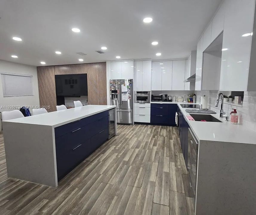 出租: $3,599 (4 贝兹, 1 浴室, 1300 平方英尺)