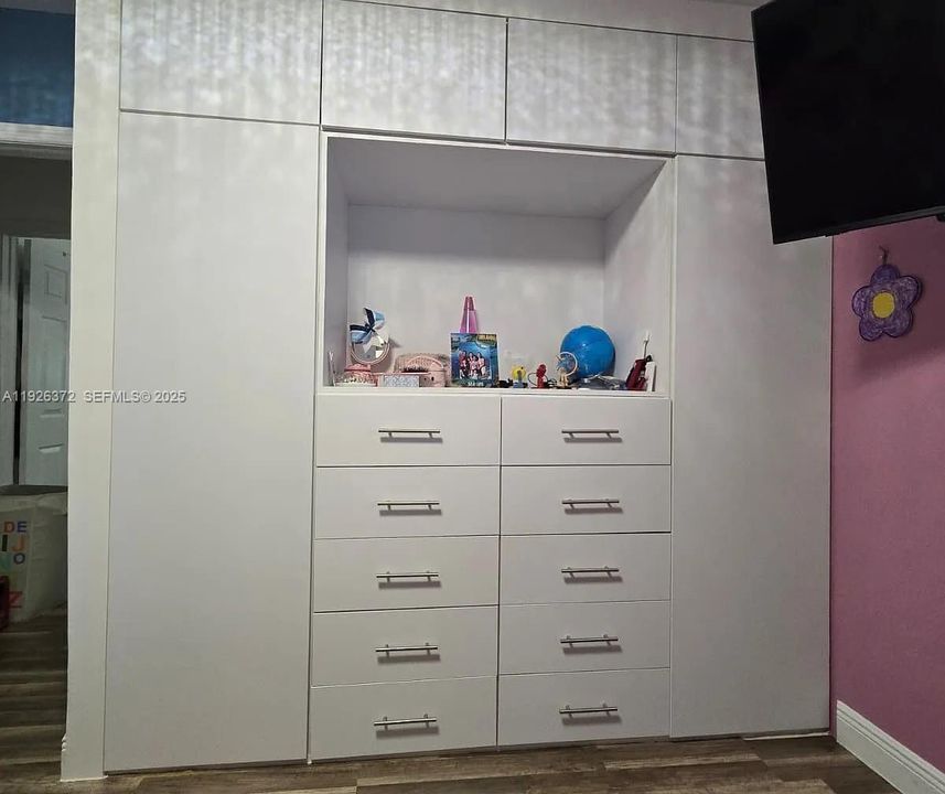 出租: $3,599 (4 贝兹, 1 浴室, 1300 平方英尺)