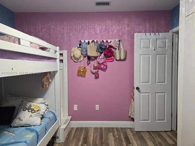 出租: $3,599 (4 贝兹, 1 浴室, 1300 平方英尺)