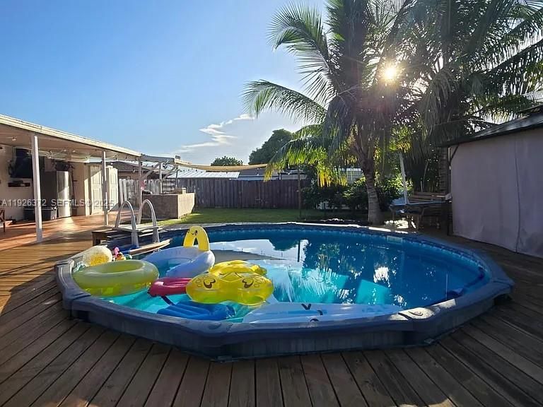 出租: $3,599 (4 贝兹, 1 浴室, 1300 平方英尺)