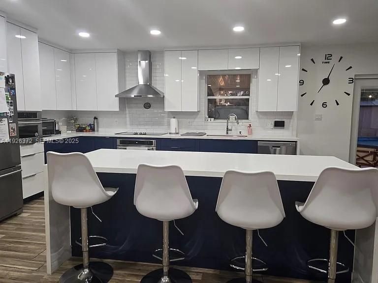 出租: $3,599 (4 贝兹, 1 浴室, 1300 平方英尺)