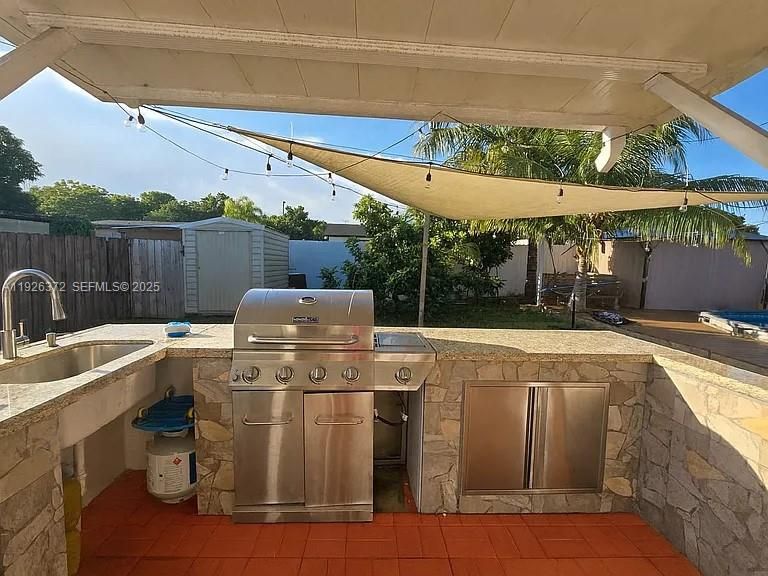 出租: $3,599 (4 贝兹, 1 浴室, 1300 平方英尺)