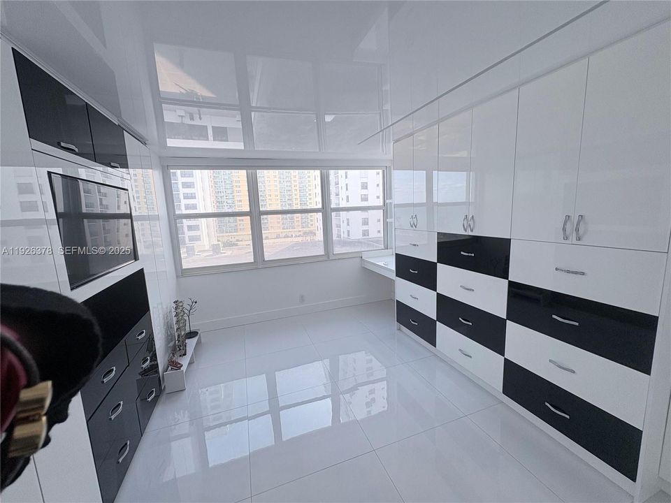 For Rent: $3,600 (2 beds, 2 baths, 1400 Square Feet)