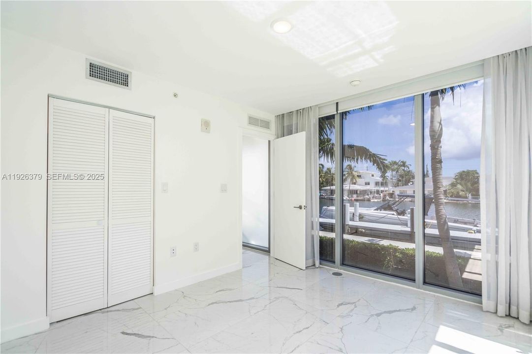 For Rent: $3,950 (2 beds, 2 baths, 986 Square Feet)