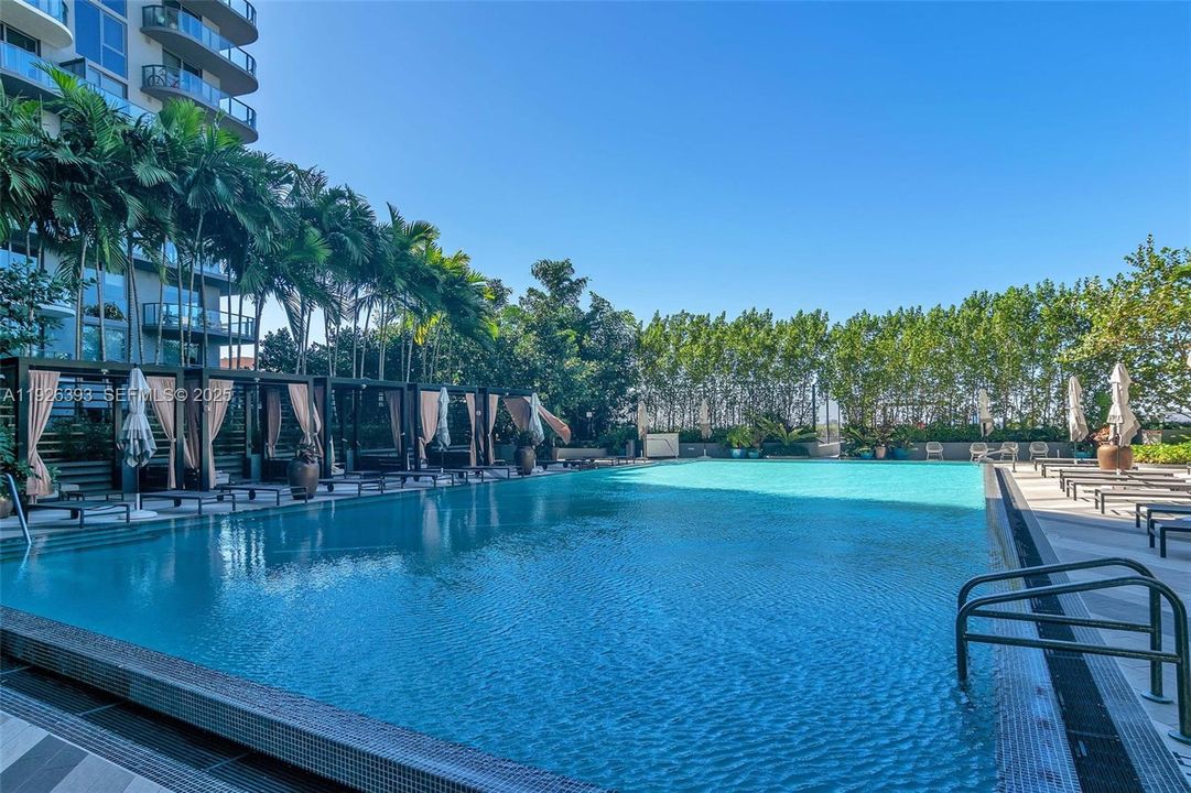 出租: $4,000 (2 贝兹, 2 浴室, 725 平方英尺)