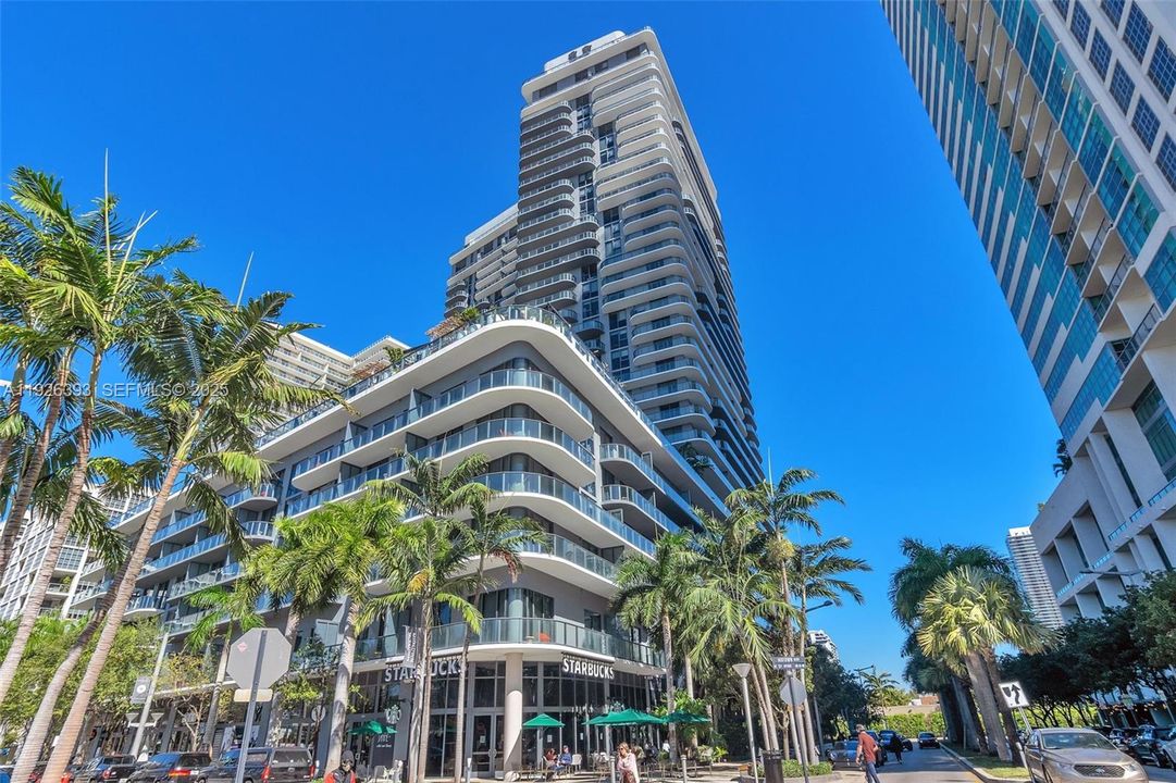 出租: $4,000 (2 贝兹, 2 浴室, 725 平方英尺)