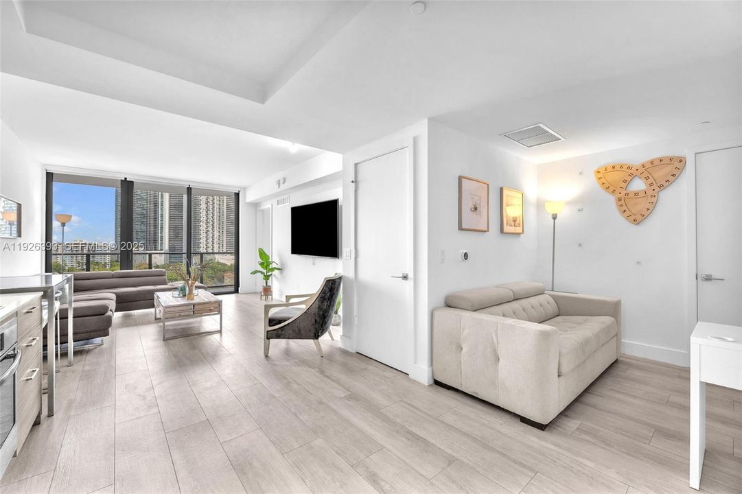 出租: $4,000 (2 贝兹, 2 浴室, 725 平方英尺)