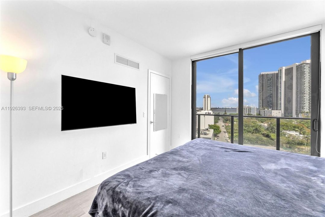 出租: $4,000 (2 贝兹, 2 浴室, 725 平方英尺)