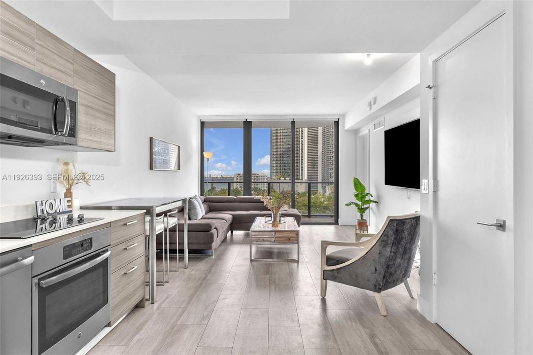 出租: $4,000 (2 贝兹, 2 浴室, 725 平方英尺)