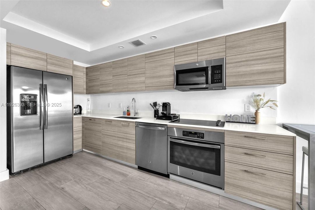 出租: $4,000 (2 贝兹, 2 浴室, 725 平方英尺)