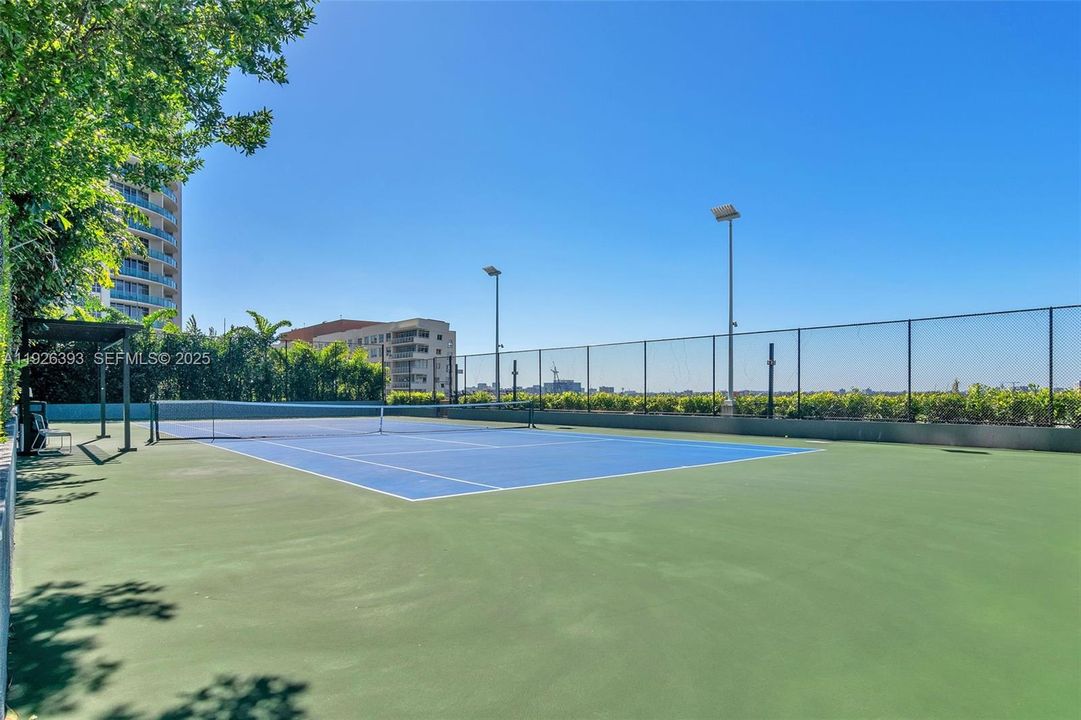 出租: $4,000 (2 贝兹, 2 浴室, 725 平方英尺)