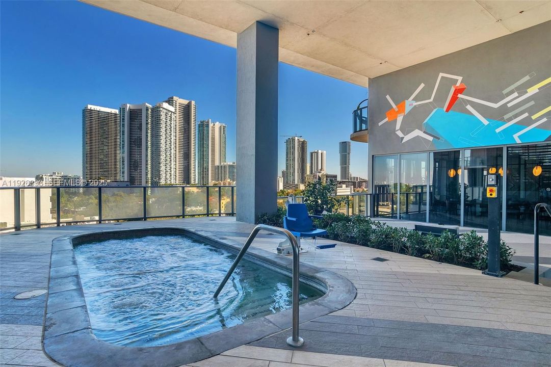 出租: $4,000 (2 贝兹, 2 浴室, 725 平方英尺)