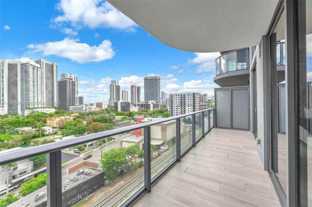 出租: $4,000 (2 贝兹, 2 浴室, 725 平方英尺)