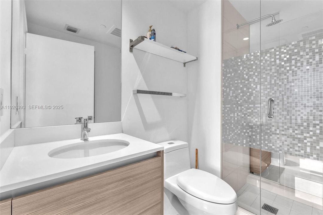 出租: $4,000 (2 贝兹, 2 浴室, 725 平方英尺)