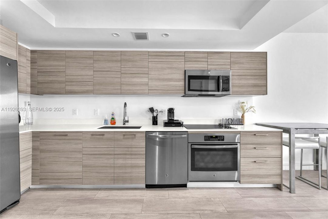 出租: $4,000 (2 贝兹, 2 浴室, 725 平方英尺)