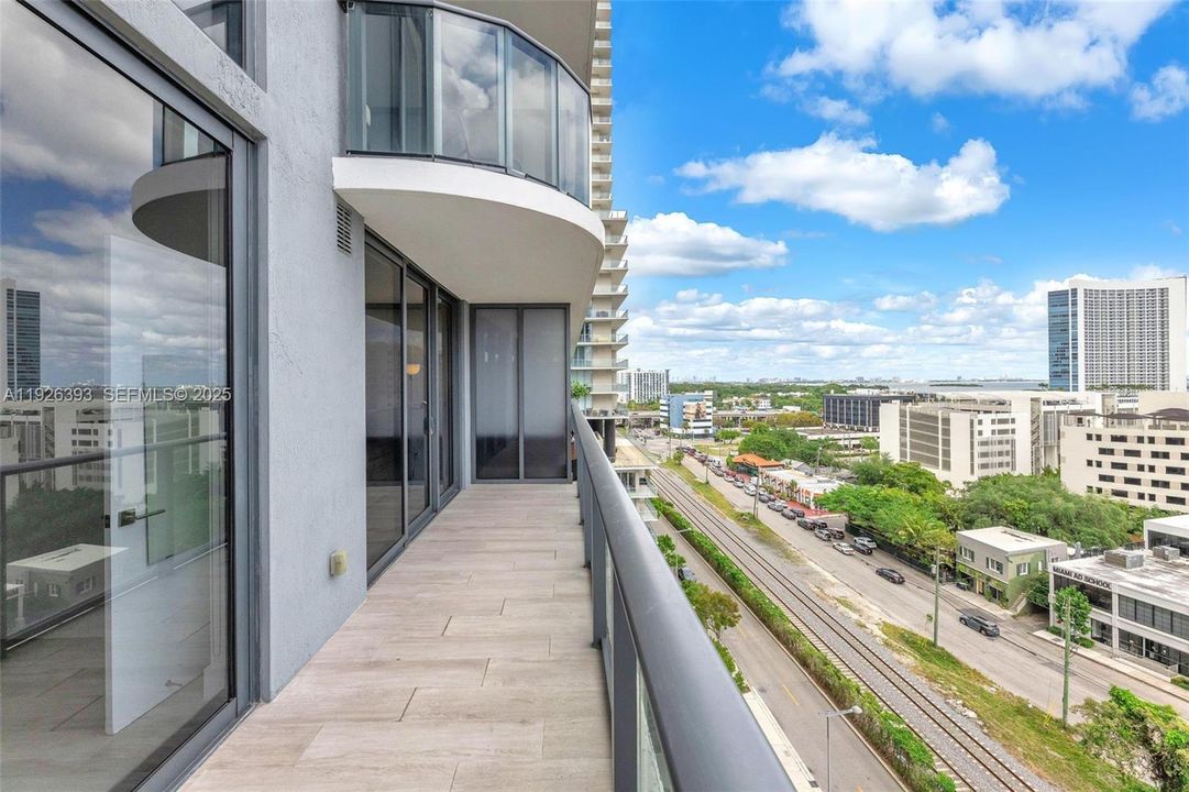 出租: $4,000 (2 贝兹, 2 浴室, 725 平方英尺)