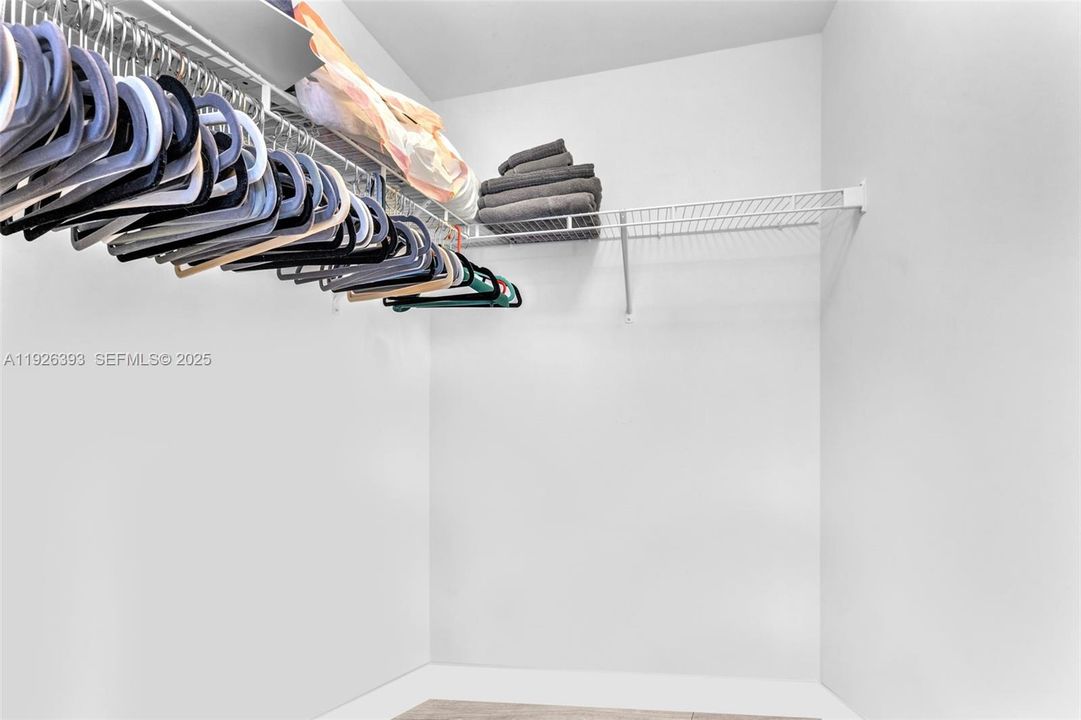 出租: $4,000 (2 贝兹, 2 浴室, 725 平方英尺)