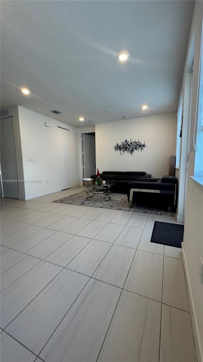 出租: $2,900 (3 贝兹, 2 浴室, 1102 平方英尺)