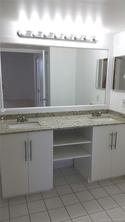 For Rent: $2,650 (2 beds, 2 baths, 1137 Square Feet)