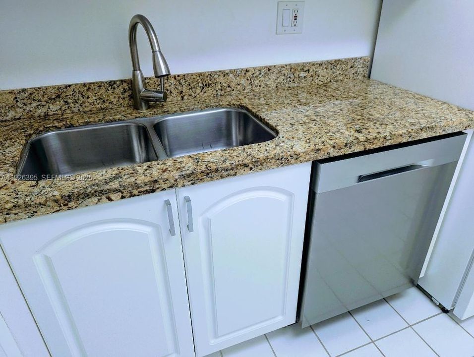 For Rent: $2,650 (2 beds, 2 baths, 1137 Square Feet)