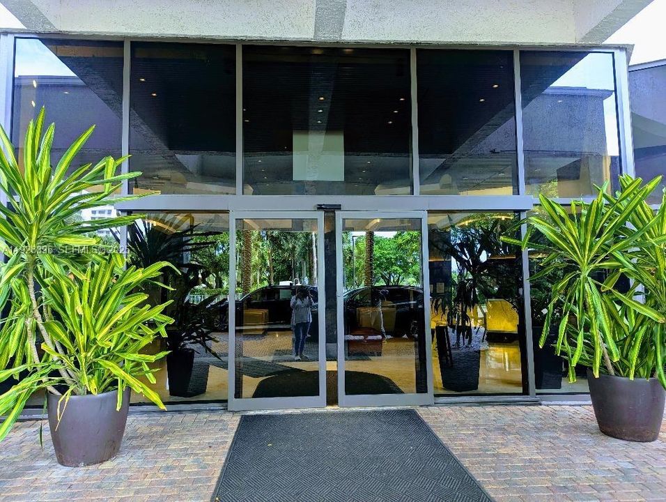 For Rent: $2,650 (2 beds, 2 baths, 1137 Square Feet)