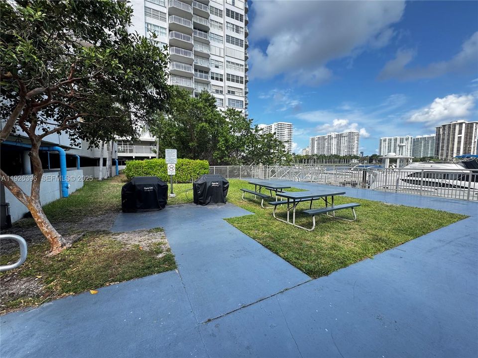 For Rent: $2,000 (1 beds, 1 baths, 1005 Square Feet)