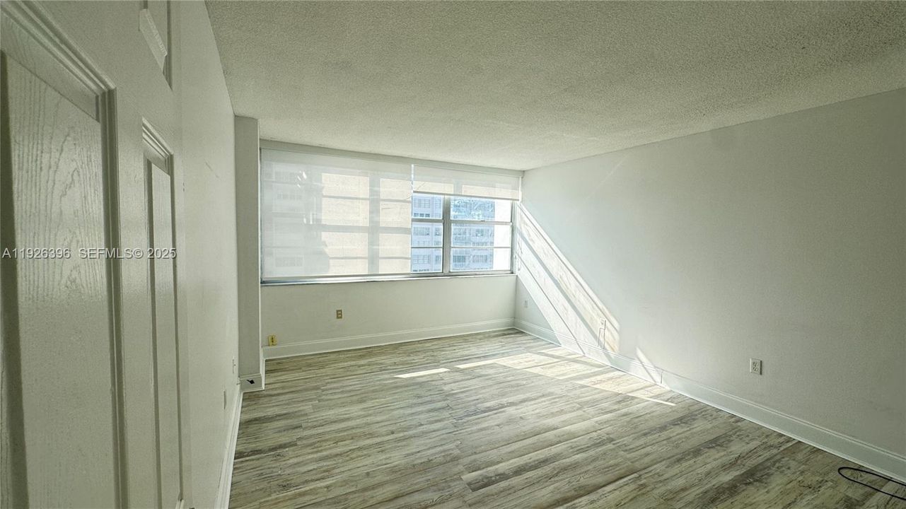 For Rent: $2,000 (1 beds, 1 baths, 1005 Square Feet)