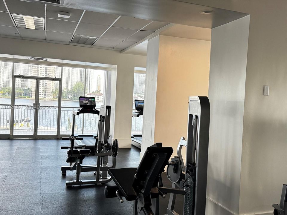 For Rent: $2,000 (1 beds, 1 baths, 1005 Square Feet)