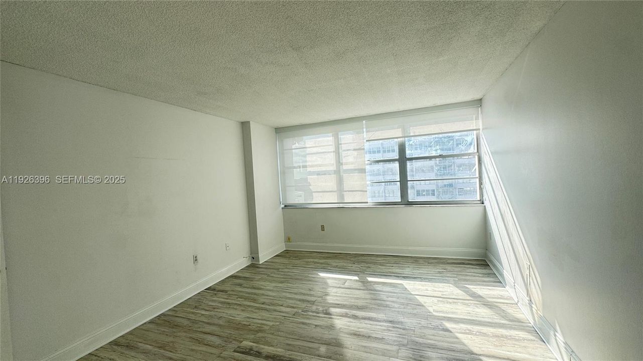 For Rent: $2,000 (1 beds, 1 baths, 1005 Square Feet)