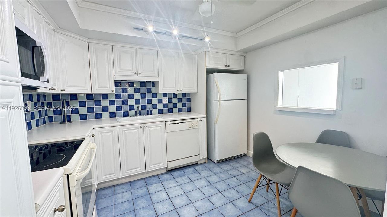 For Rent: $2,000 (1 beds, 1 baths, 1005 Square Feet)