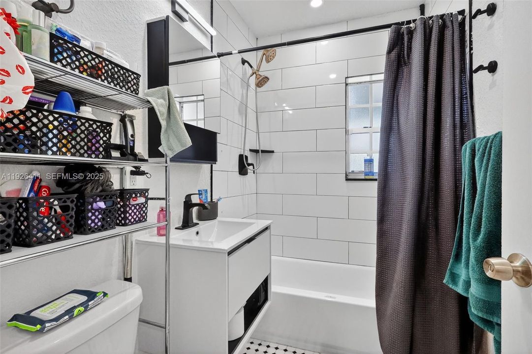 На продажу: $480,000 (2 спален, 1 ванн, 720 Квадратных фут)